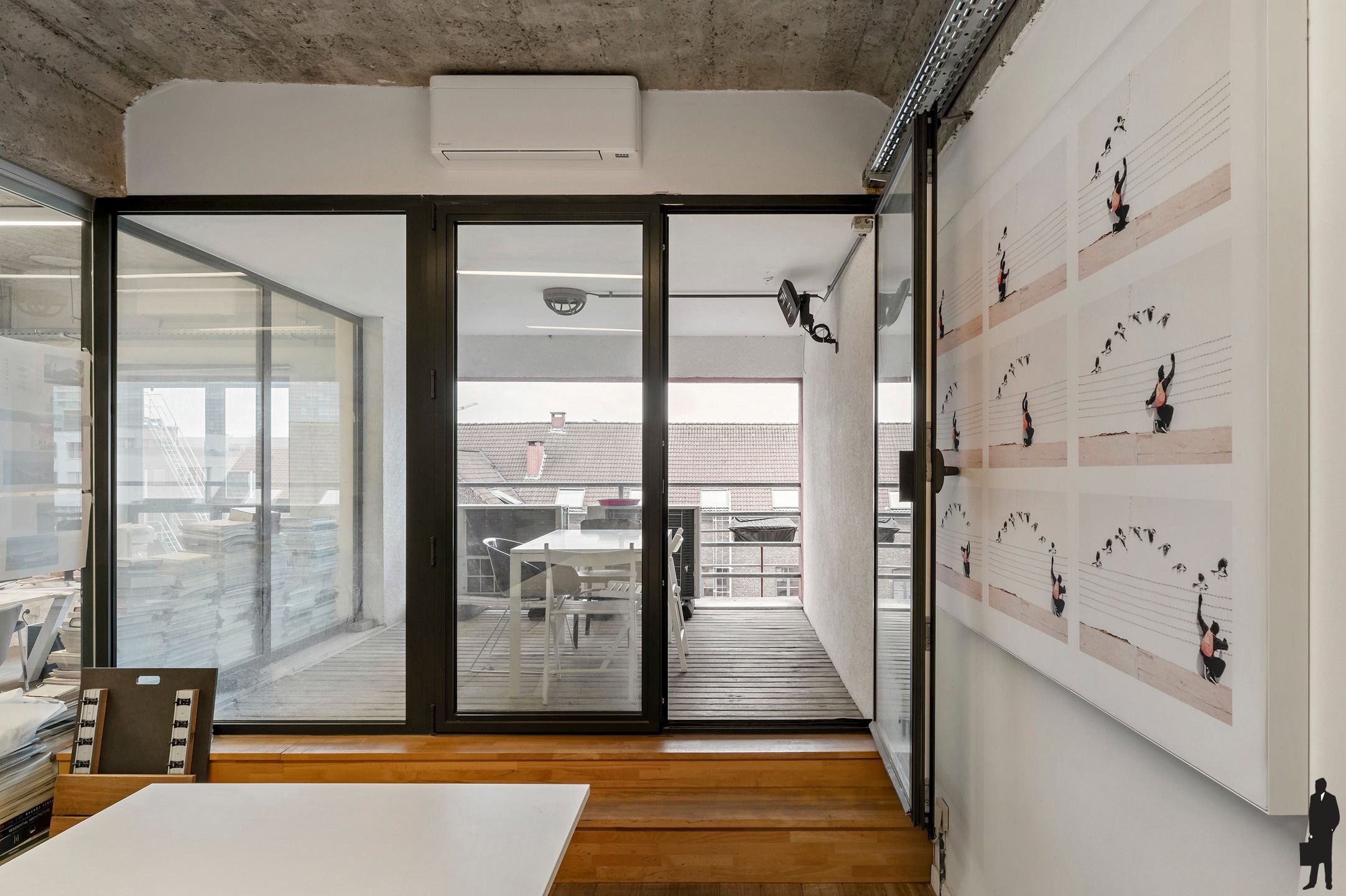 Lichtovergoten industriële loft met open structuur en ruwe materialen foto 4