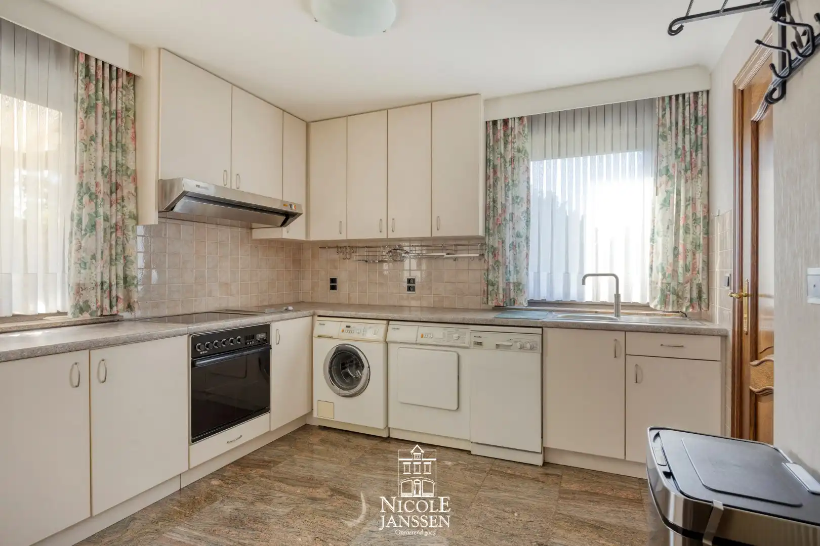 Ruime woning in landelijke omgeving foto 12