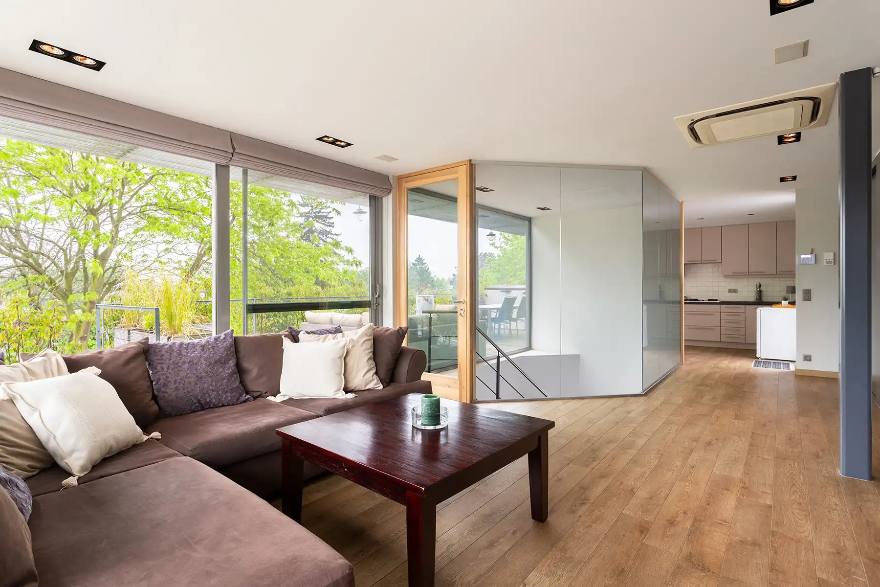 Modern gebouw met handel gelijkvloers en duplex-appartement. foto 23