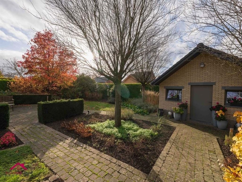 Verrassend ruime, instapklare, vrijstaande woning met inpandige garage foto 8