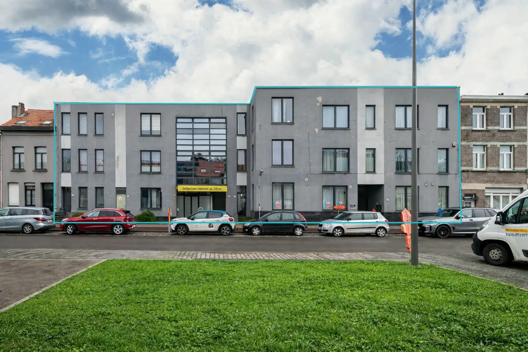 Uitzonderlijk ruim polyvalent gebouw van ca. 2.600 m² foto {{pictureIndex}}