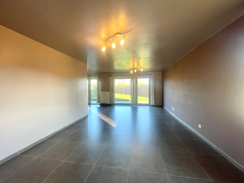 RECENTE HALFOPEN BEBOUWING MET DRIE SLAAPKAMERS EN GARAGE TE HUUR foto 2