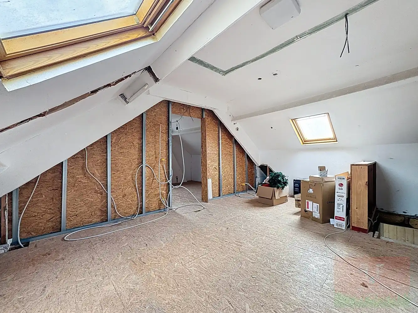 Instapklare hedendaagse gezinswoning met garage, opslagruimte en grote tuin foto 21