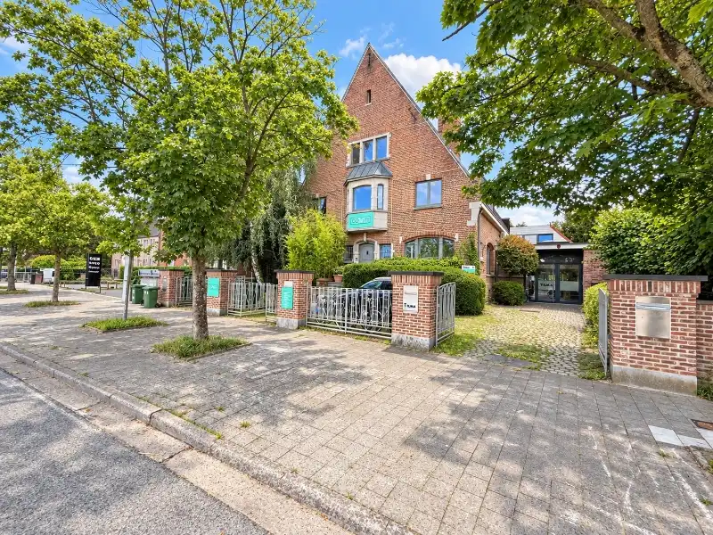 Klassevolle villa met royale ruimtes en mooie tuin in een residentiële buurt foto 2