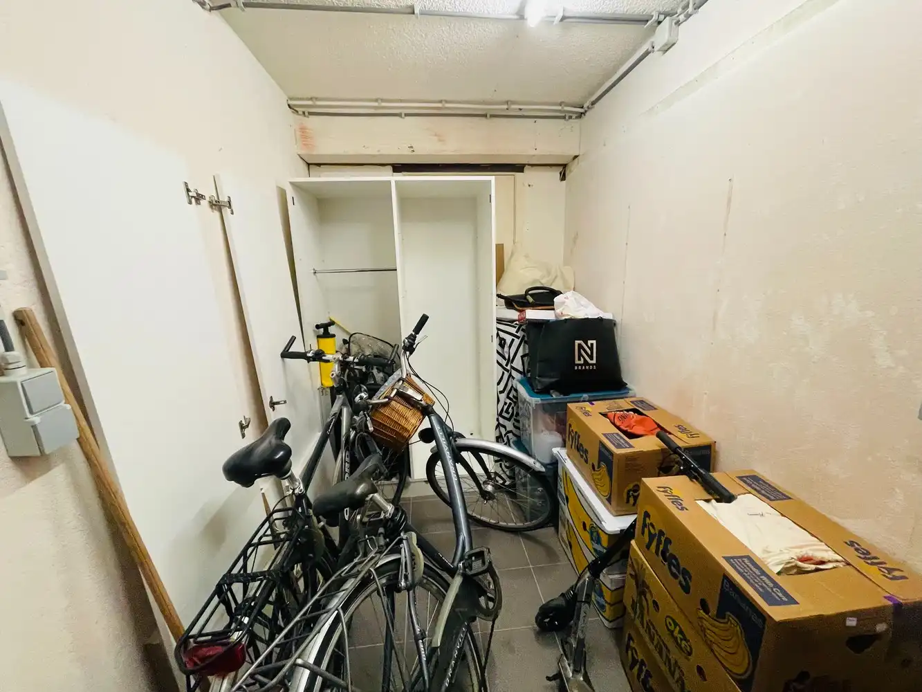 Brugge centrum, aan de Noordzandstraat, vlakbij alle winkels 'tZand  UITZONDERLIJK RUIM WOONHUIS /APPARTEMENT  MET HUISLIFT , 4 slaapkamers + bureau , living van 65m², modern ingerichte grote eet en kookkeuken Zalig wonen!  living van 65m²en zuidgericht terrasZlit terras van 65 m², volledig ingerichte eet-en kookkeuken van 34m²,  grote fietsenberging foto 17