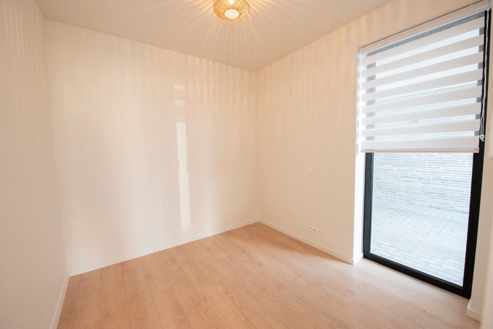 Ruim gelijkvloers nieuwbouwappartement met garage TE HUUR in Waregem! foto 14