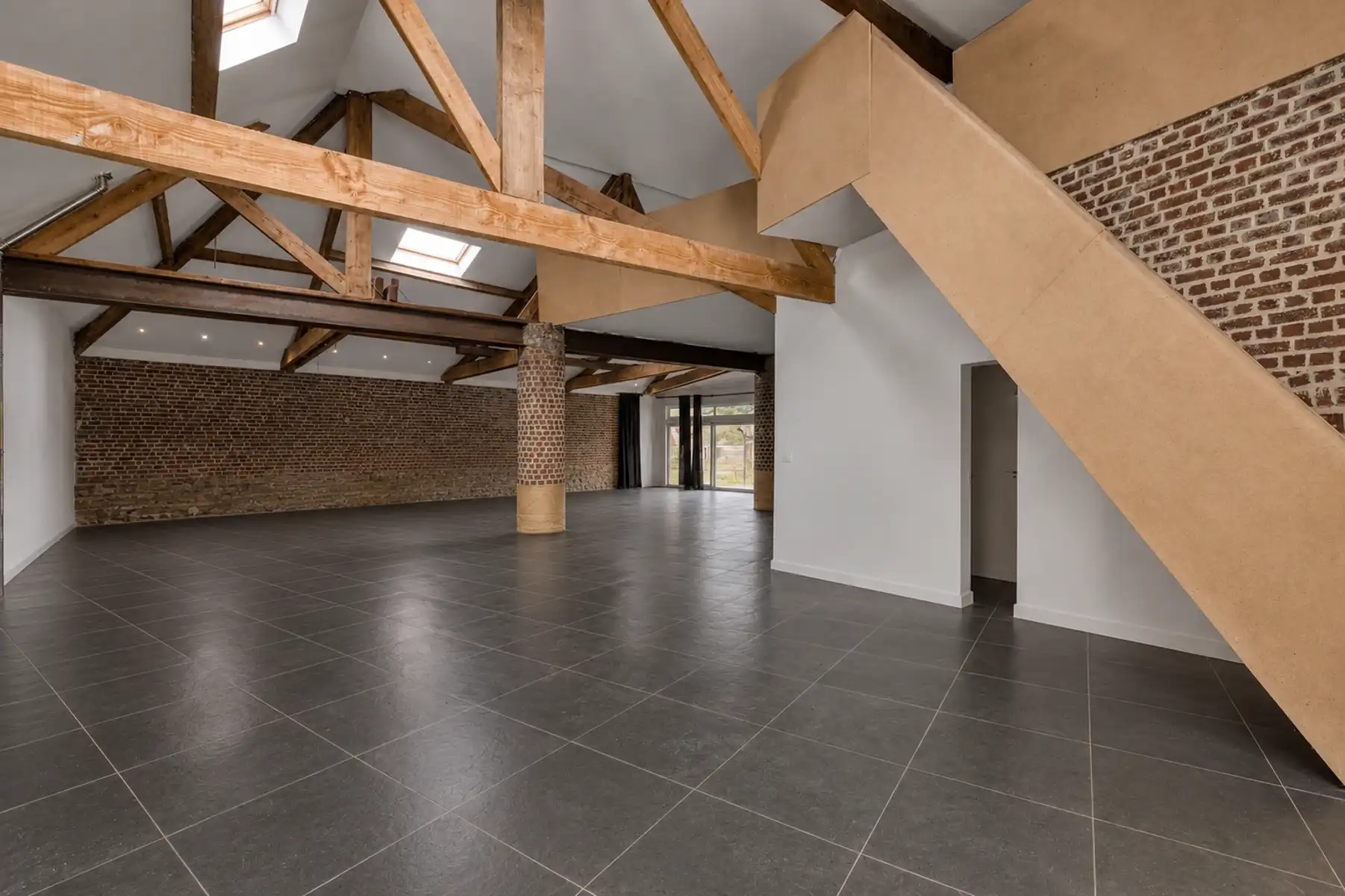 Ruime  gerenoveerde hoeve met werkplaats, zwembad en EPC B foto 6
