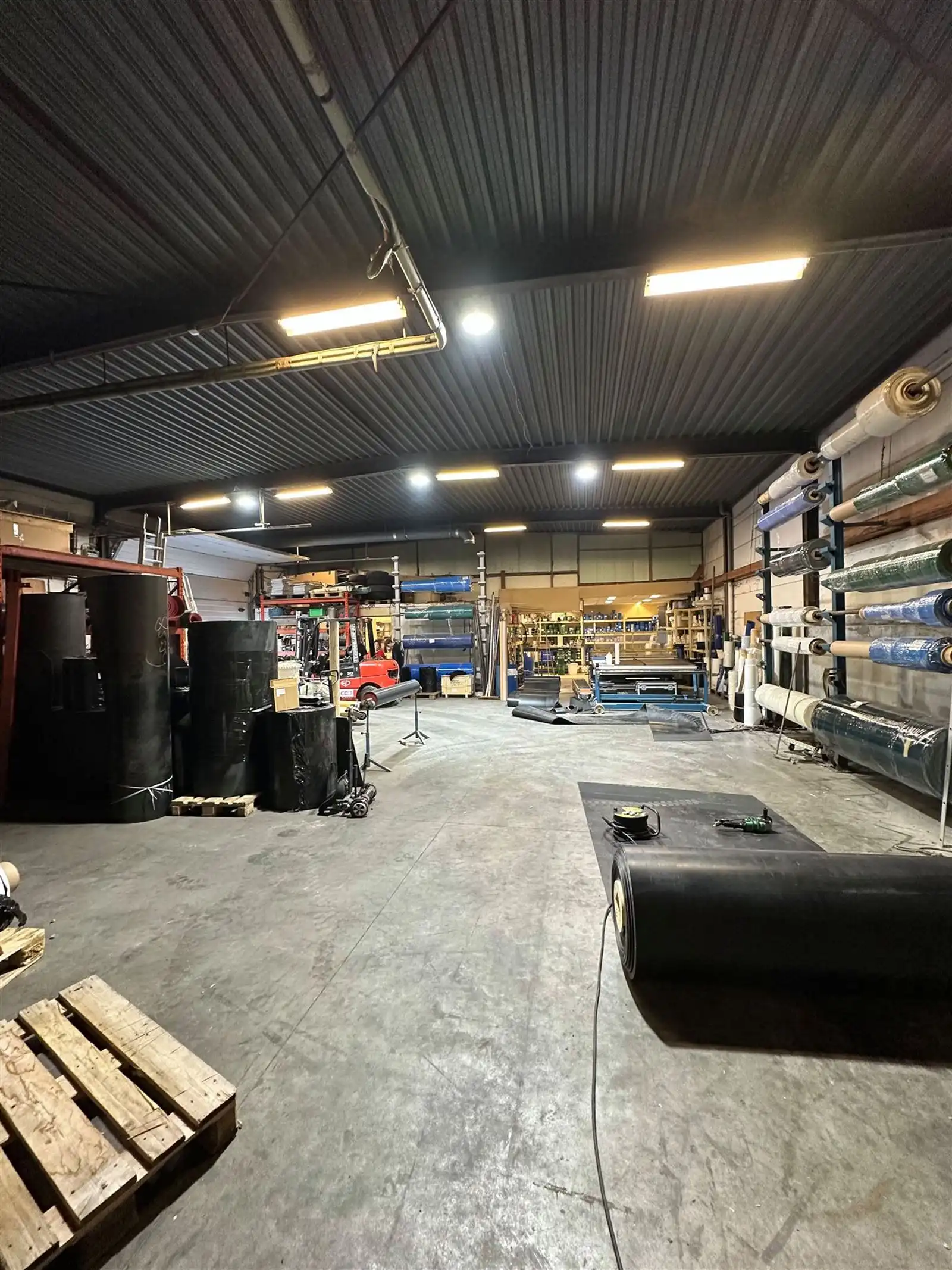 Ruim magazijn met kantoor te huur – 375 m² foto 2