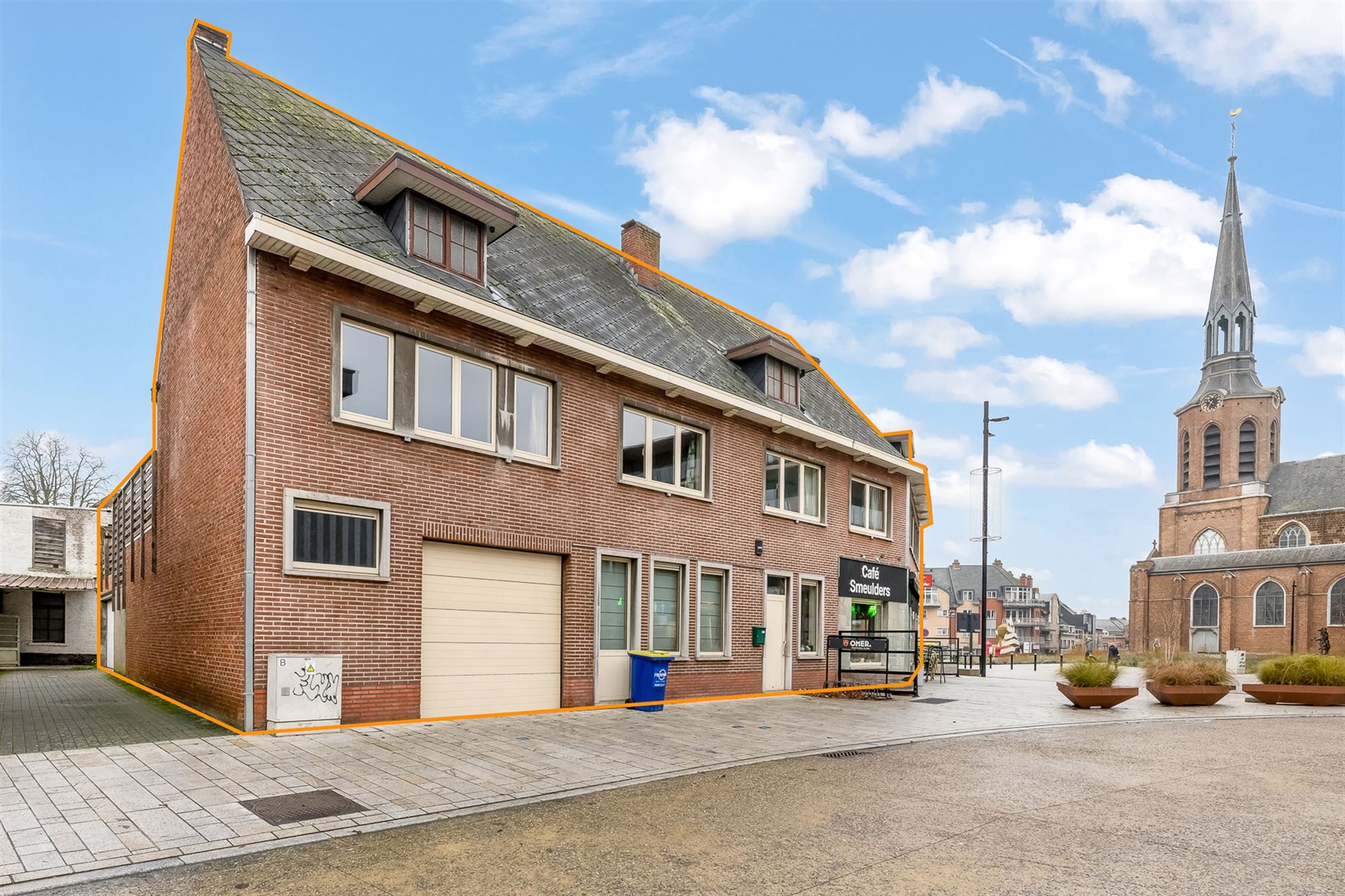 HORECA PAND MET GOEDE VISIBILITEIT EN RUIM APPARTEMENT GELEGEN P DE MARKT VAN BERINGEN foto 2