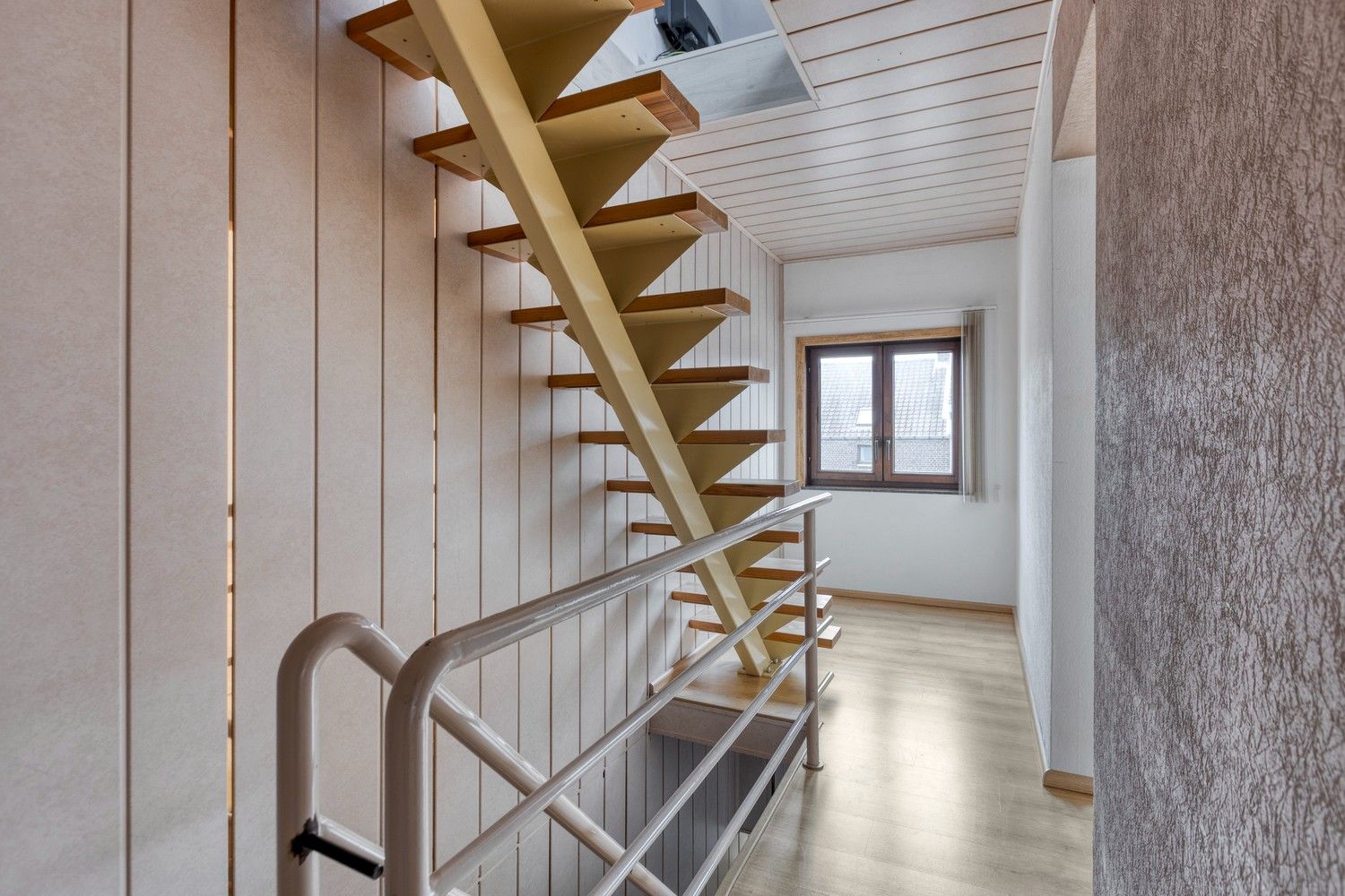 Halfopen gezinswoning met drie slaapkamers (mogelijkheid tot 4), grote tuin en zonnepanelen! foto 23