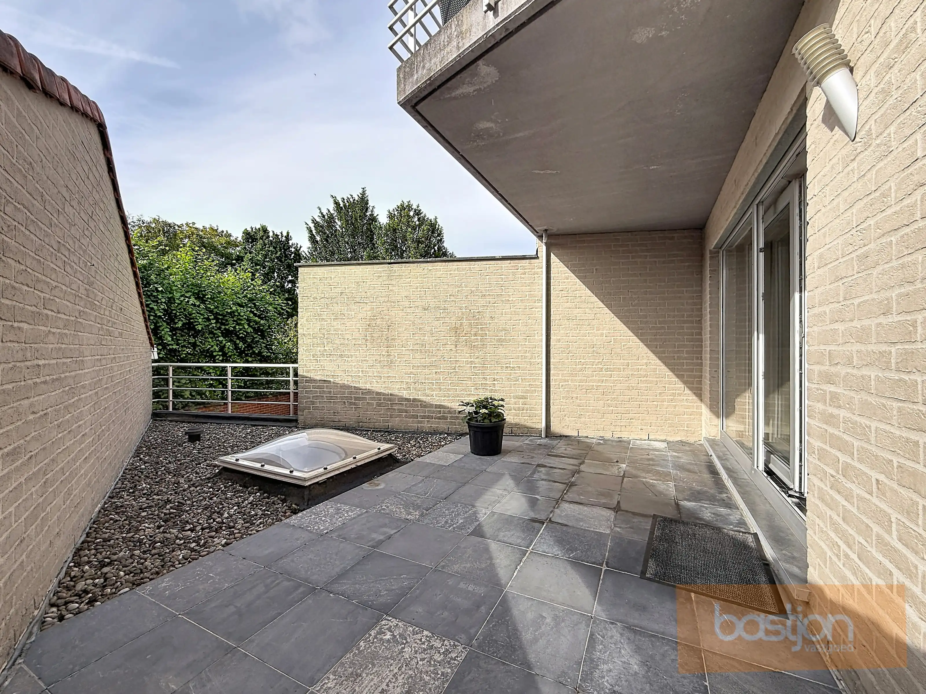 Lichtrijk appartement met terras en garage op Markeplaats foto 8