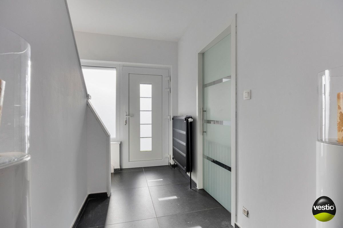 RUIME RUSTIG GELEGEN WONING MET 3 SLK EN POLYVALENT BIJGEBOUW OP 23A75CA. foto 4
