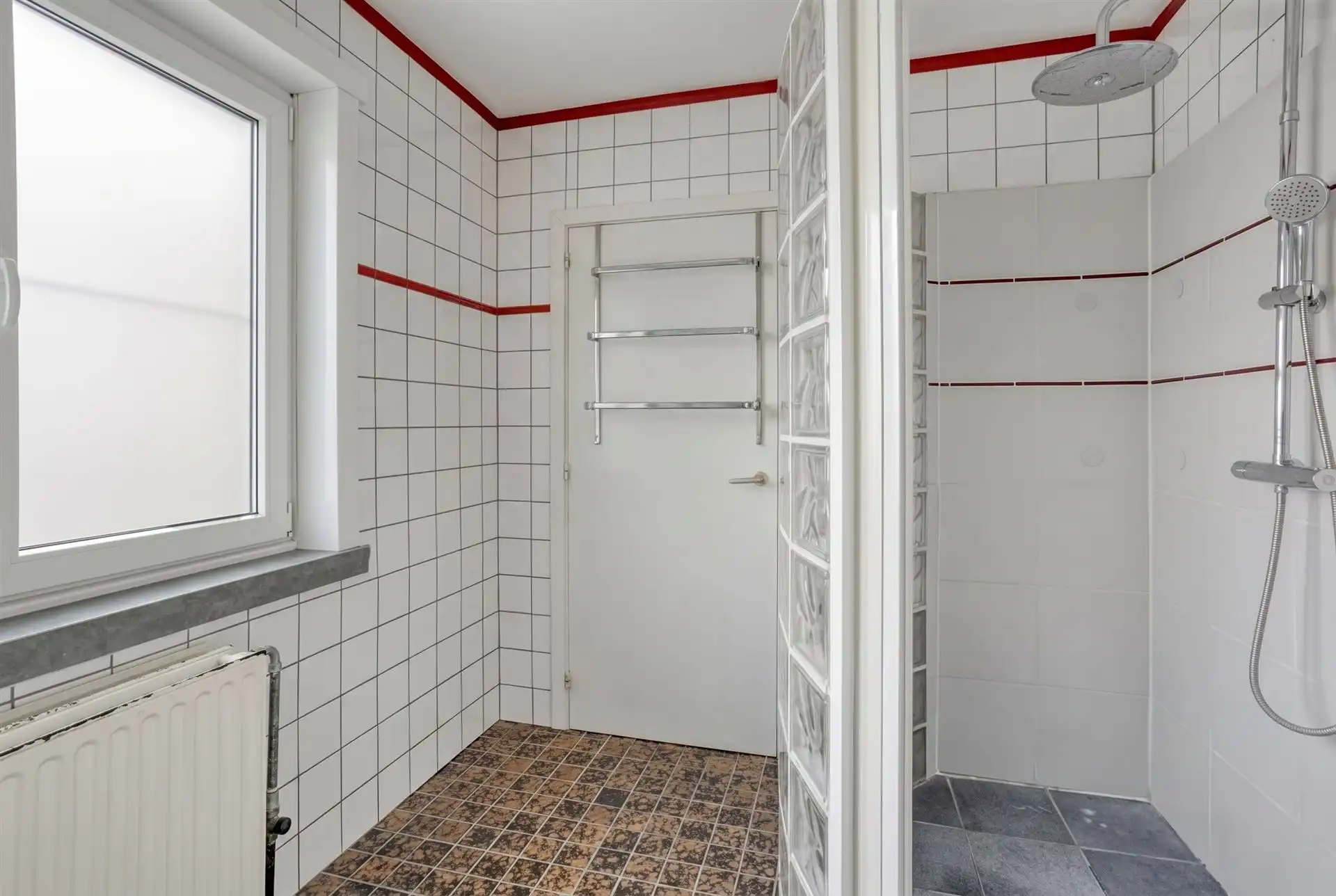 Instapklare woning met 3 slaapkamers, tuin en parkeerplaats foto 16