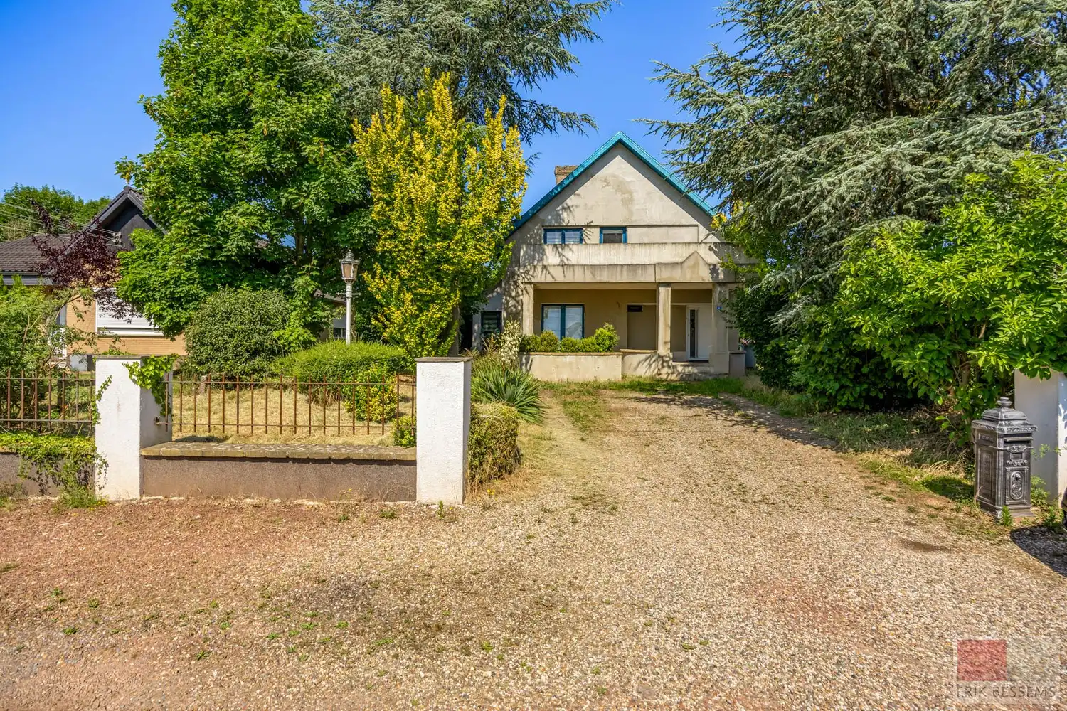 Hoofdfoto van de publicatie: Op te frissen, vrijstaande woning met veel potentieel op royaal perceel van 1080 m², deze te moderniseren woning combineert een bewoonbare oppervlakte van 199 m²