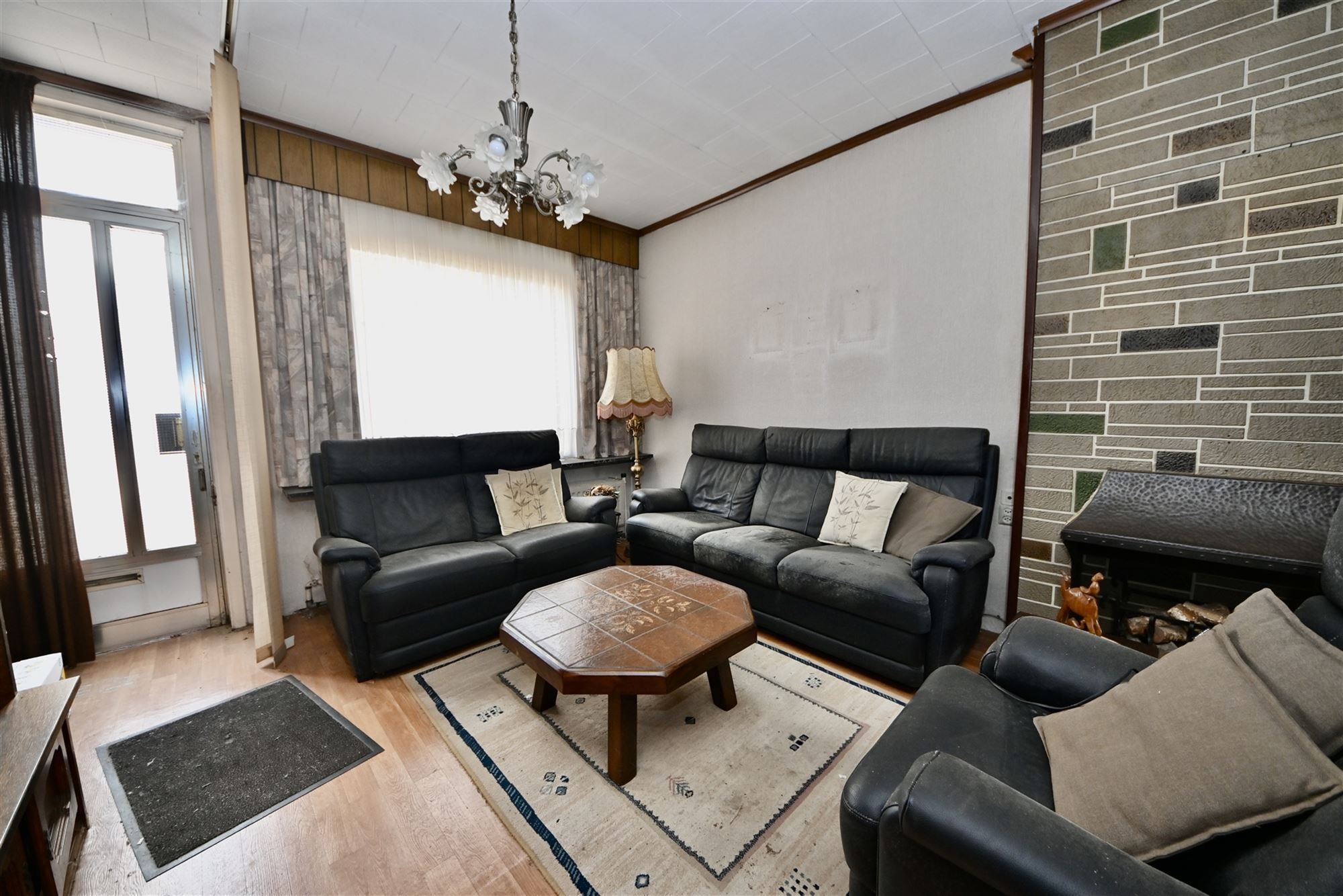 Te renoveren woning met 2 (mogelijk 3) slaapkamers en tuin. foto 2