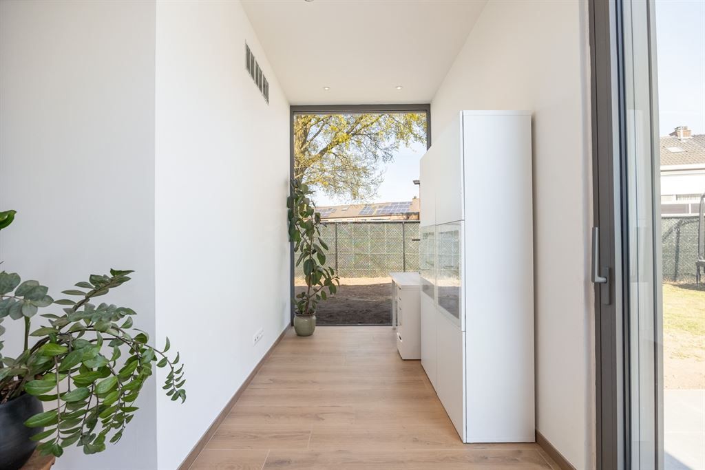 Instapklare woning met garage en gezellige tuin foto 4