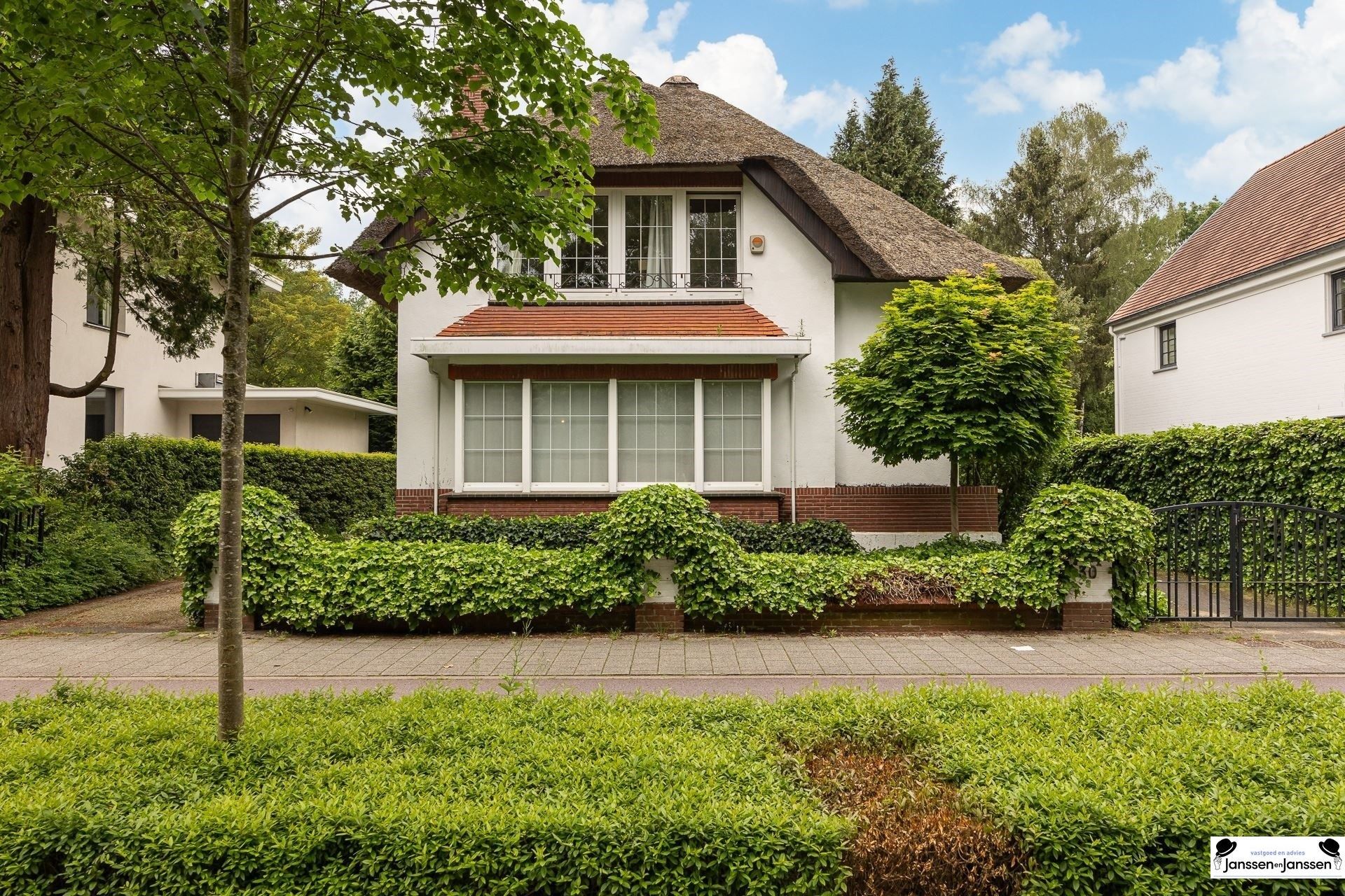 Klassieke, charmante vrijstaande villa, rustig gelegen in het geliefde Vriesdonk op ca. 1266m² foto 25