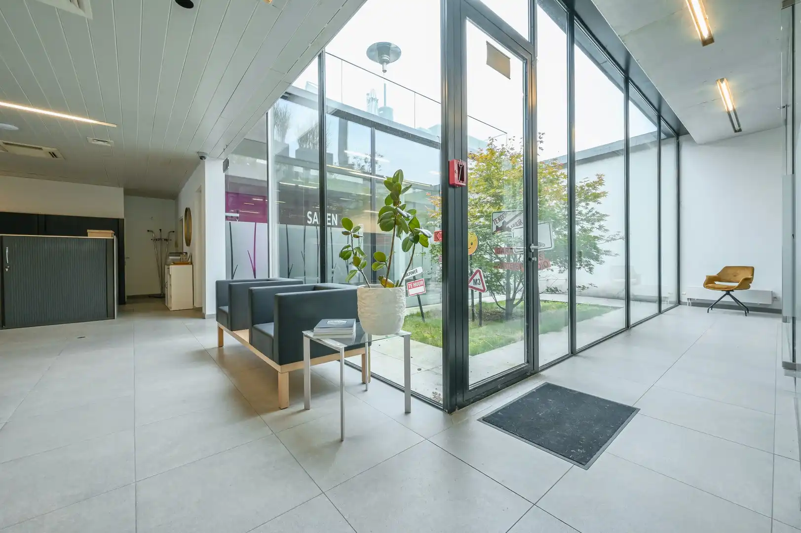 INSTAPKLARE BEMEUBELDE KANTOORRUIMTE MET PATIO foto 3
