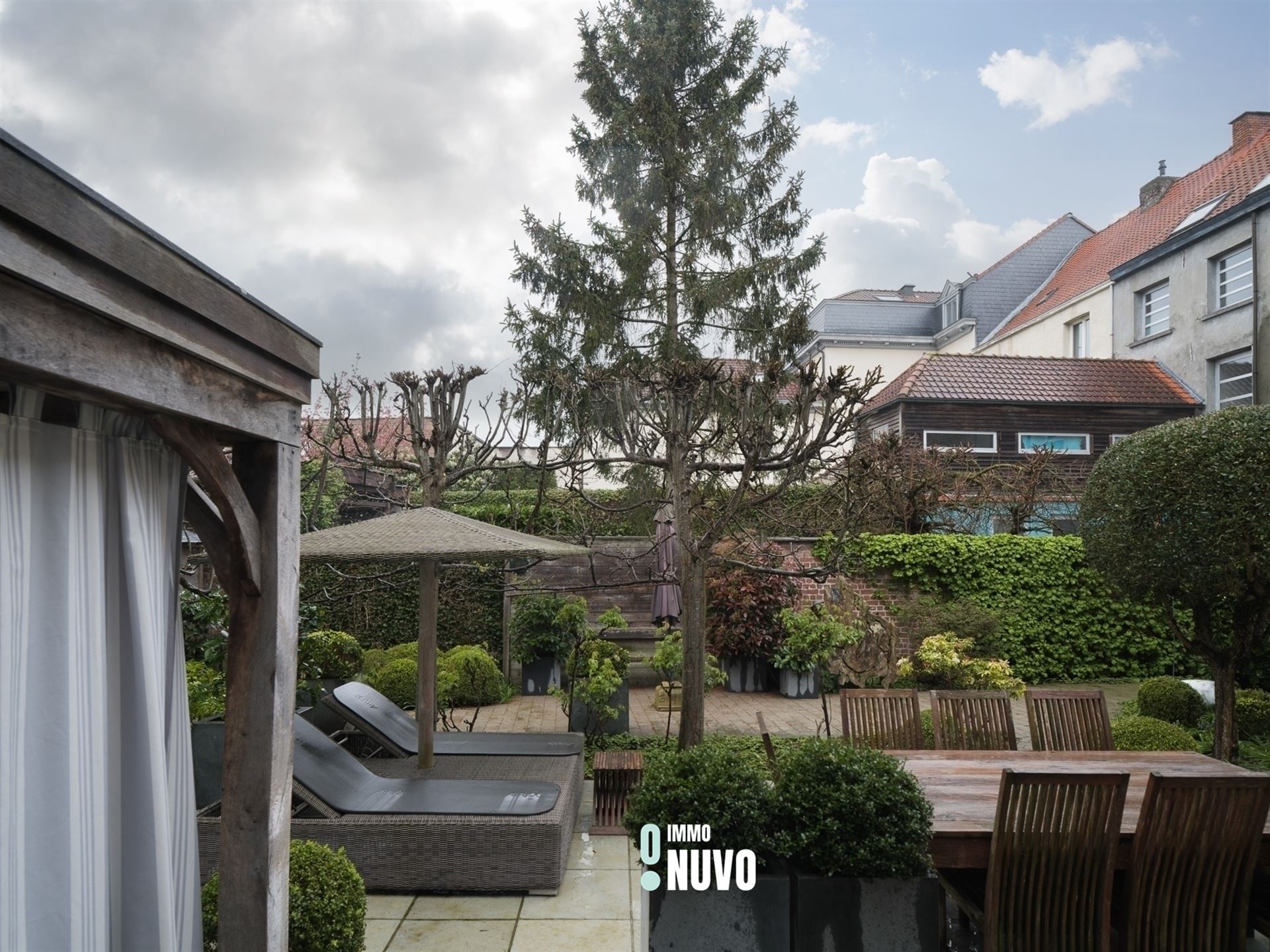Exclusief herenhuis met handelspand op toplocatie te Aalst. foto 21