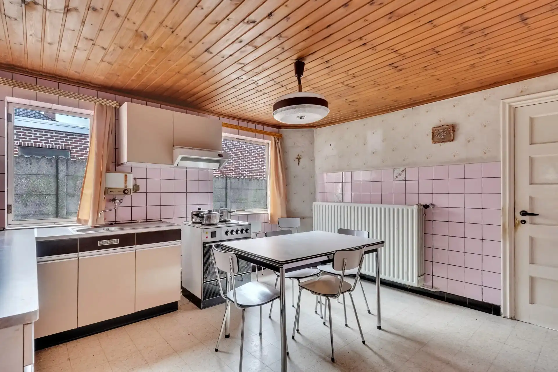Ruime, centraal gelegen woning met renovatiepotentieel foto 9