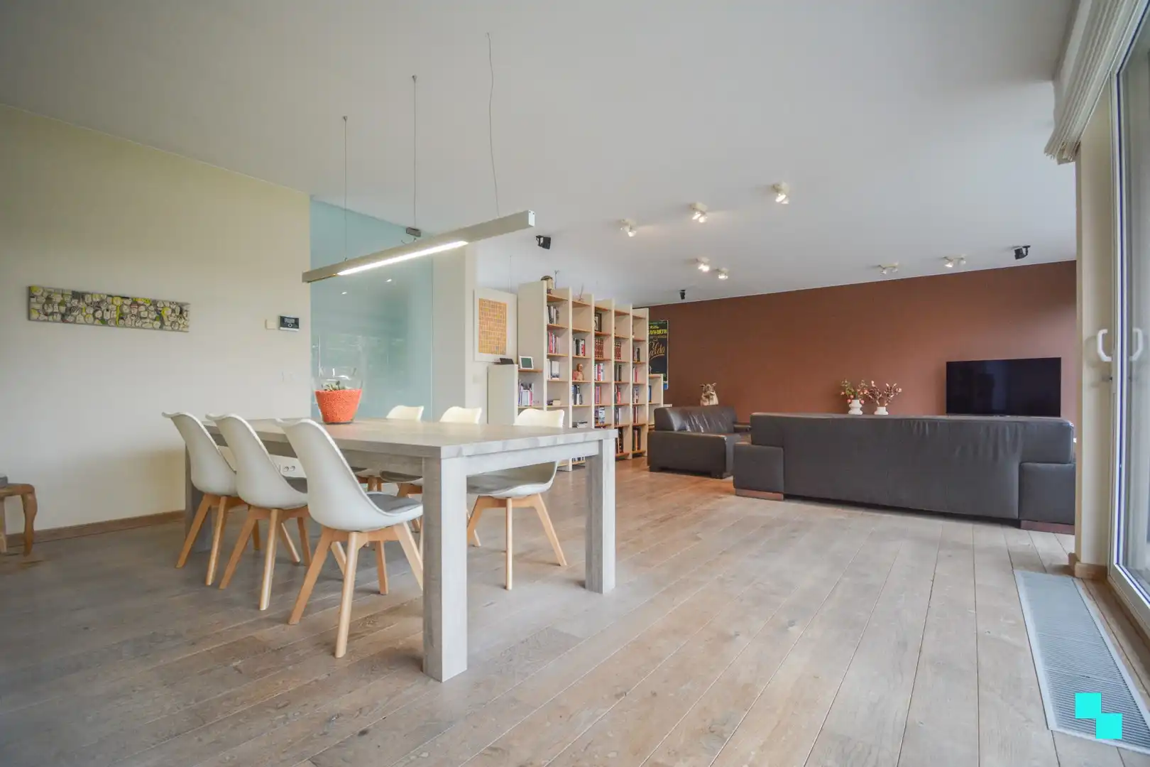 Bijzonder lichtrijke en verrassend ruime villa te Hooglede foto 4