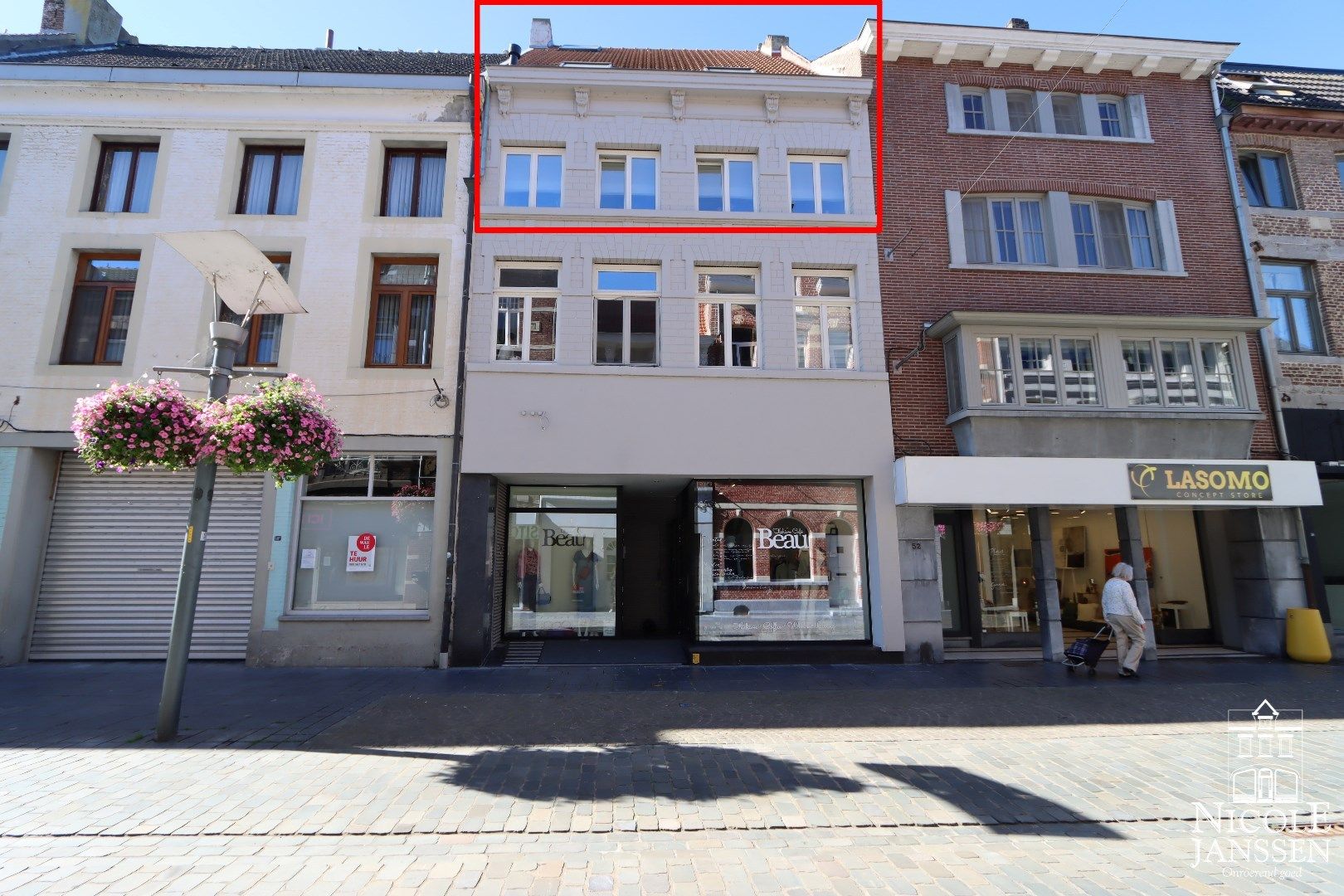 Prachtig duplex-appartement met twee slaapkamers en ruim dakterras in het hartje van Maaseik foto {{pictureIndex}}