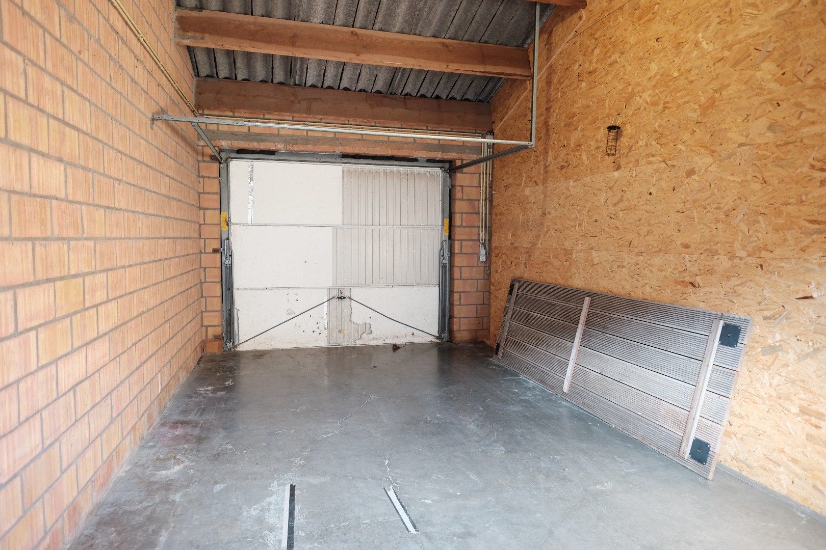 Vernieuwde rijwoning met tuin en grote garage foto 9