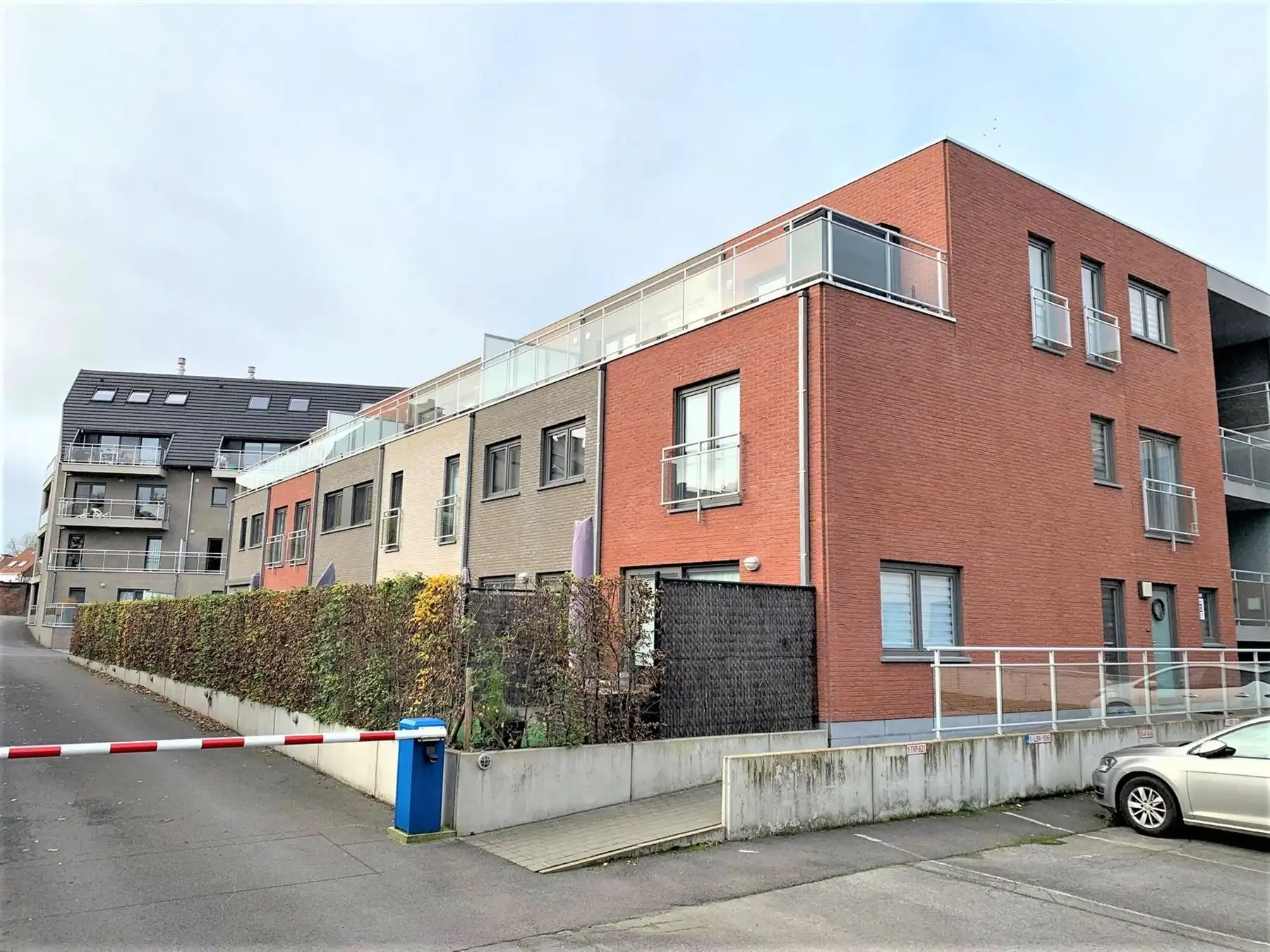 Prachtige, recente stadswoning gelegen in het hartje van Ronse foto {{pictureIndex}}