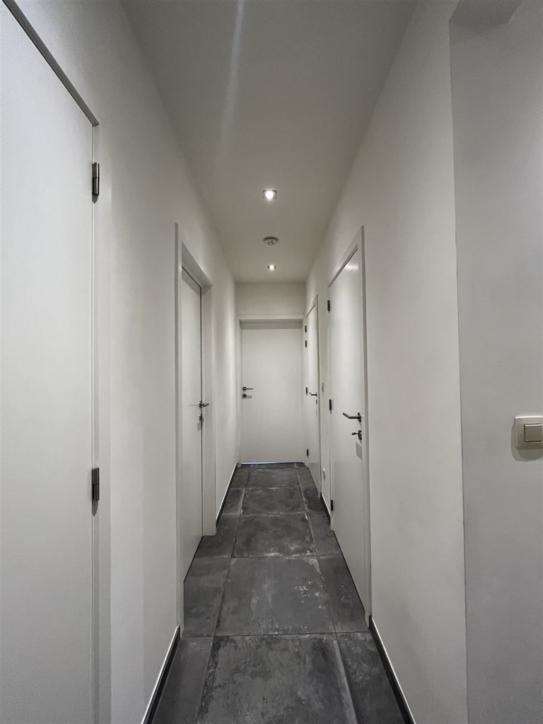 Instapklaar, gelijkvloers appartement met  2  slaapkamers, terras en autostaanplaats. foto 3