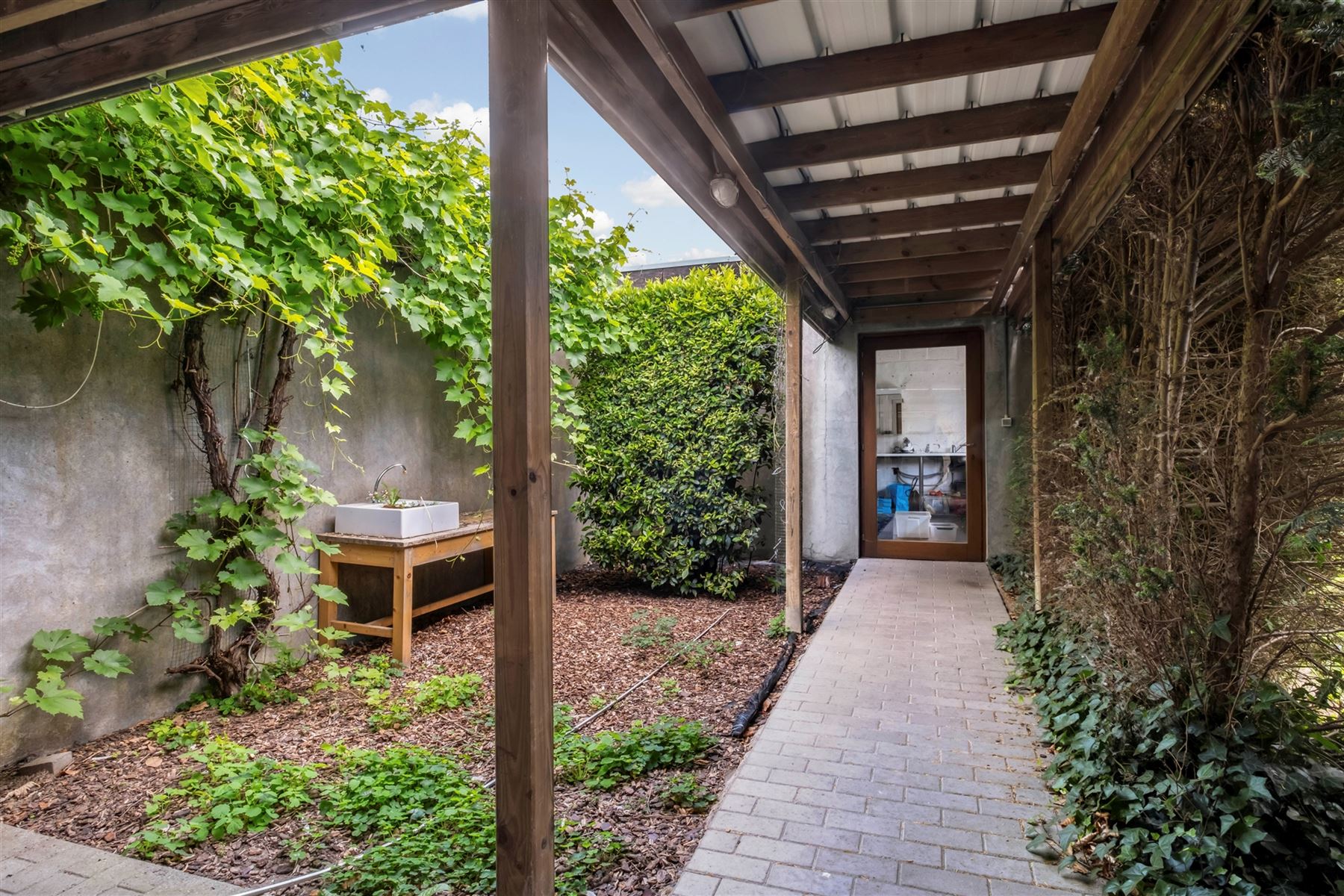 Ruime woning met praktijkruimte, magazijn  in het centrum foto 12