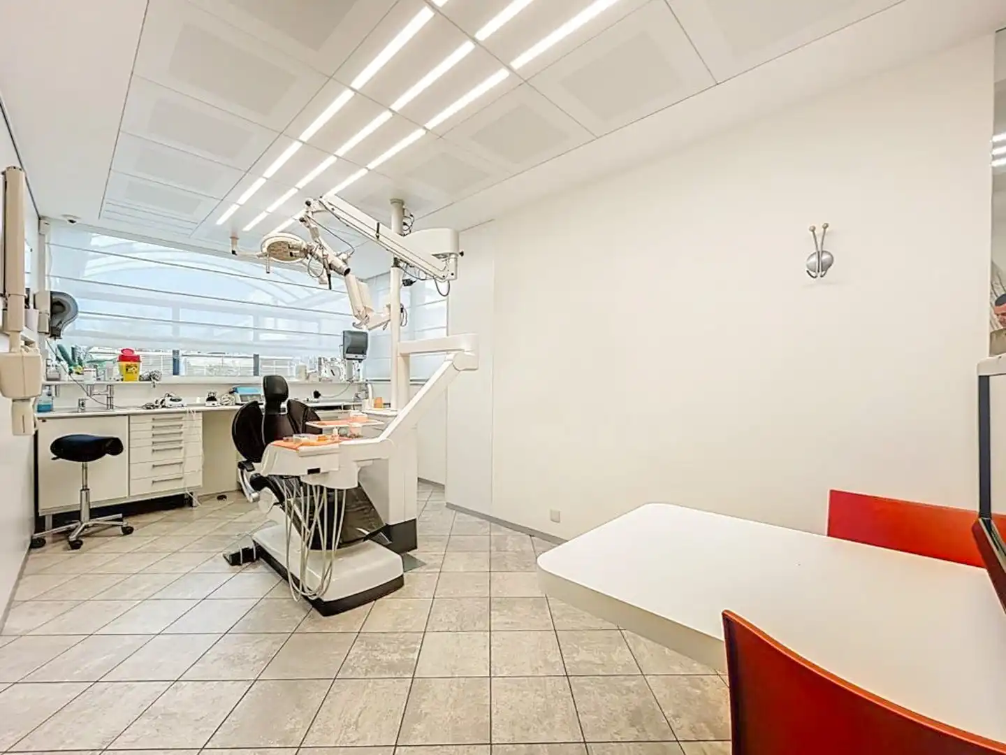  Instapklaar huis met 5 slaapkamers, dubbele praktijkruimte, ruime parking op zichtlocatie foto 4