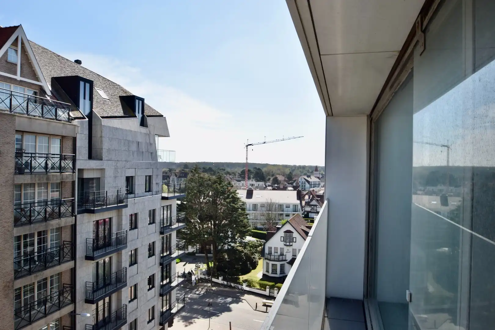 Appartement met zijdelings zeezicht gelegen vlakbij de winkels in de Kustlaan en de Zeedijk. foto 6