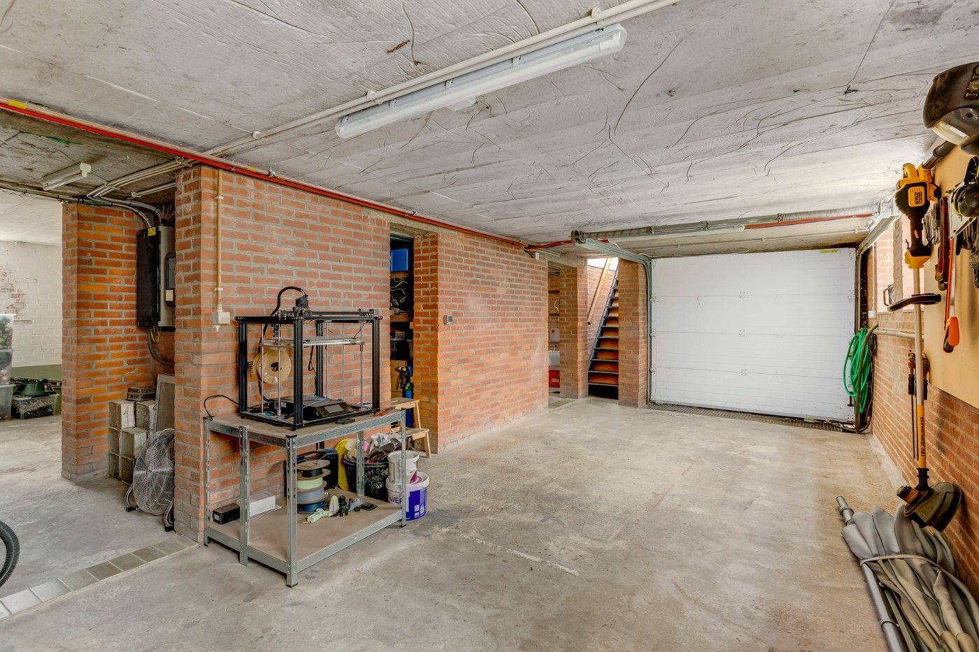 Vrijstaande, gerenoveerde woning met 2 slpk., garage, ruime souterrain, zolder en tuin foto 23