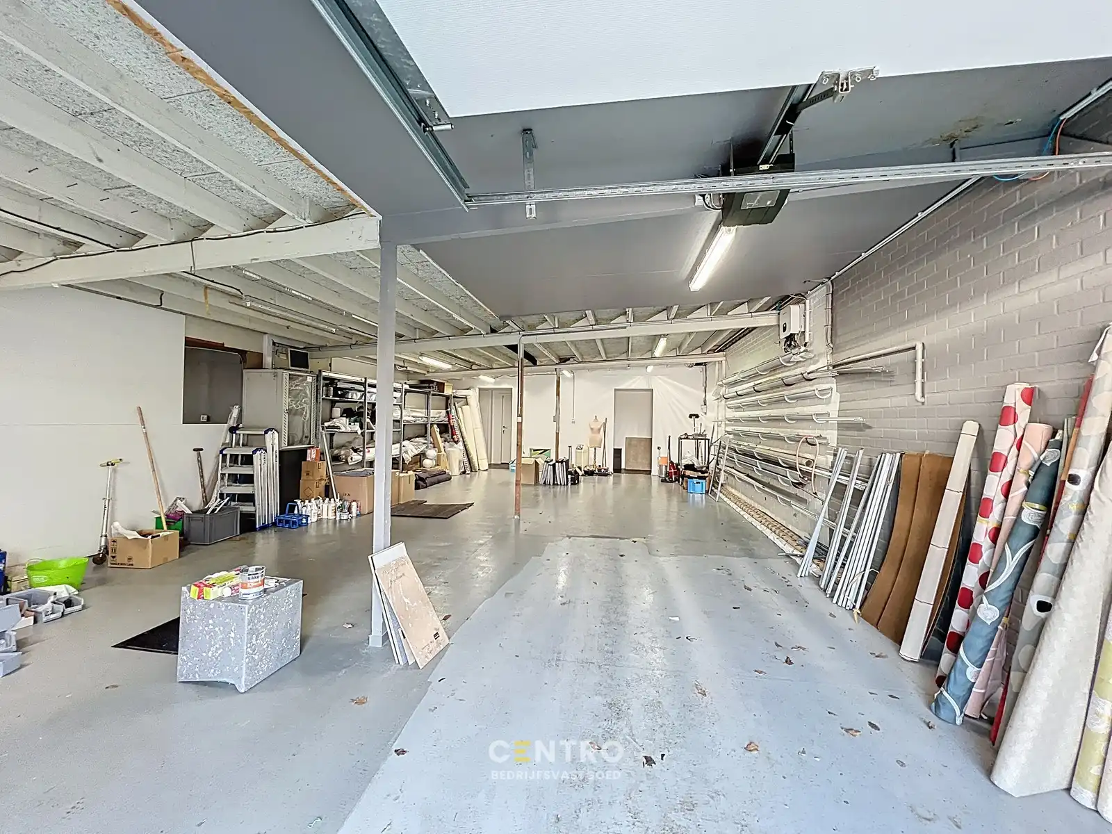 Veelzijdig handelspand met luxewoning, showroom met kantoor (kantoor, winkel, vrij beroep,...), magazijnen en garages. foto 50