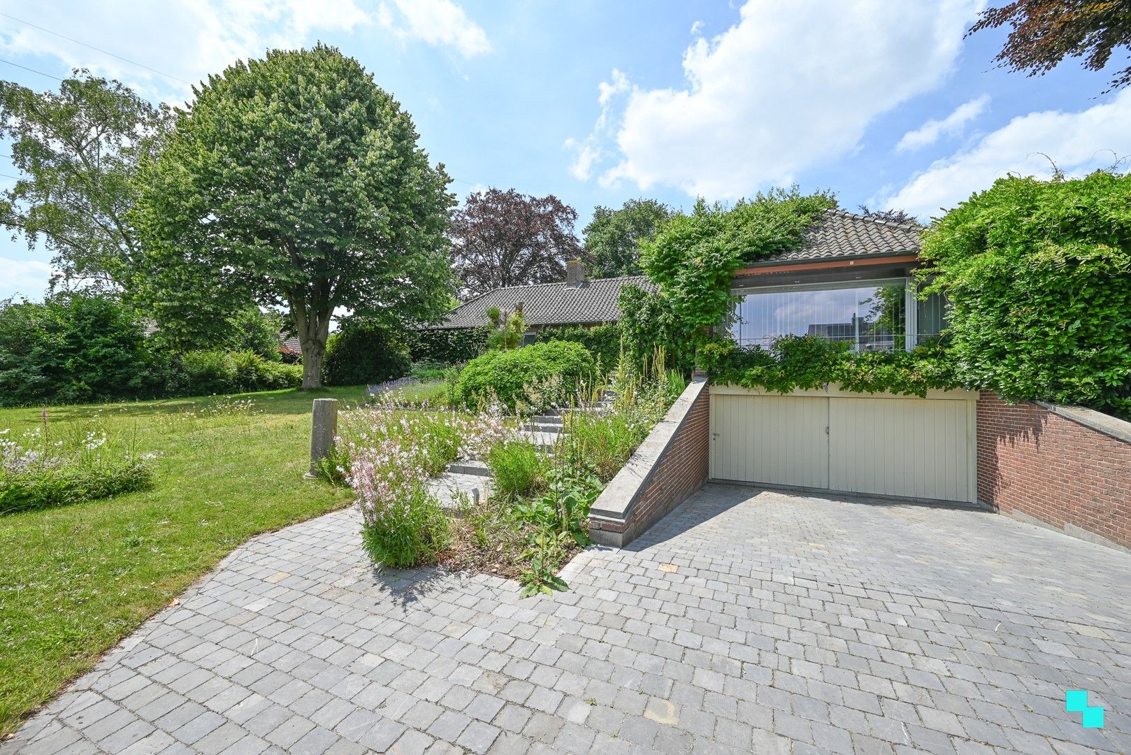 Hoofdfoto van de publicatie: Riante villa op perceel van 2.155m² te Bosmolens, Izegem