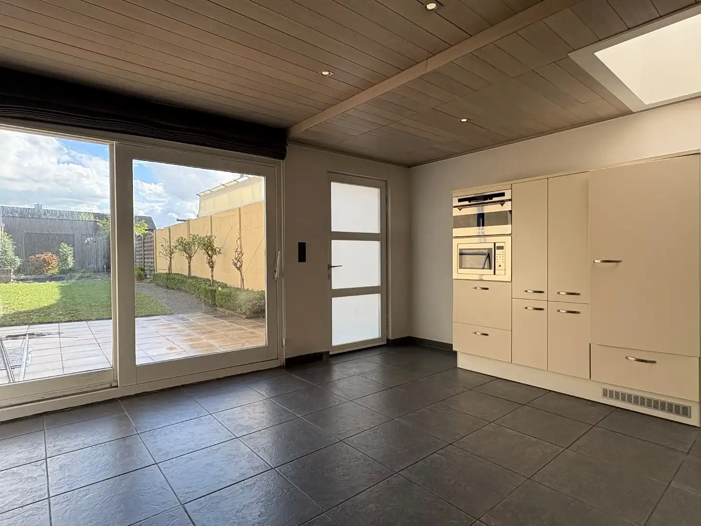 Instapklare woning te koop met uitweg en ruime garage achteraan en 3 slaapkamers met mogelijkheid tot het maken van een 4de slaapkamer.  foto 6