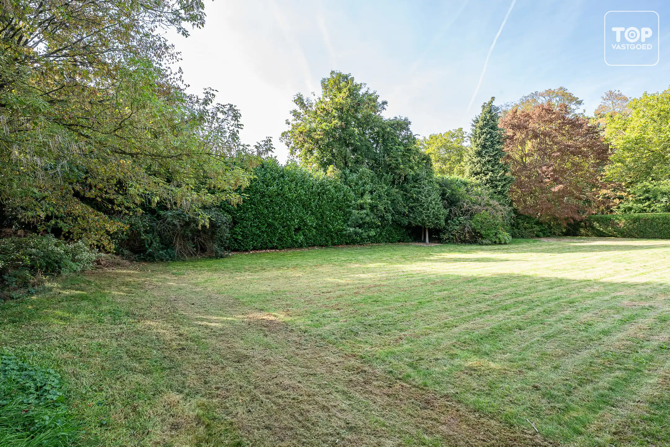 Grond van 905m² op een unieke locatie. foto {{pictureIndex}}
