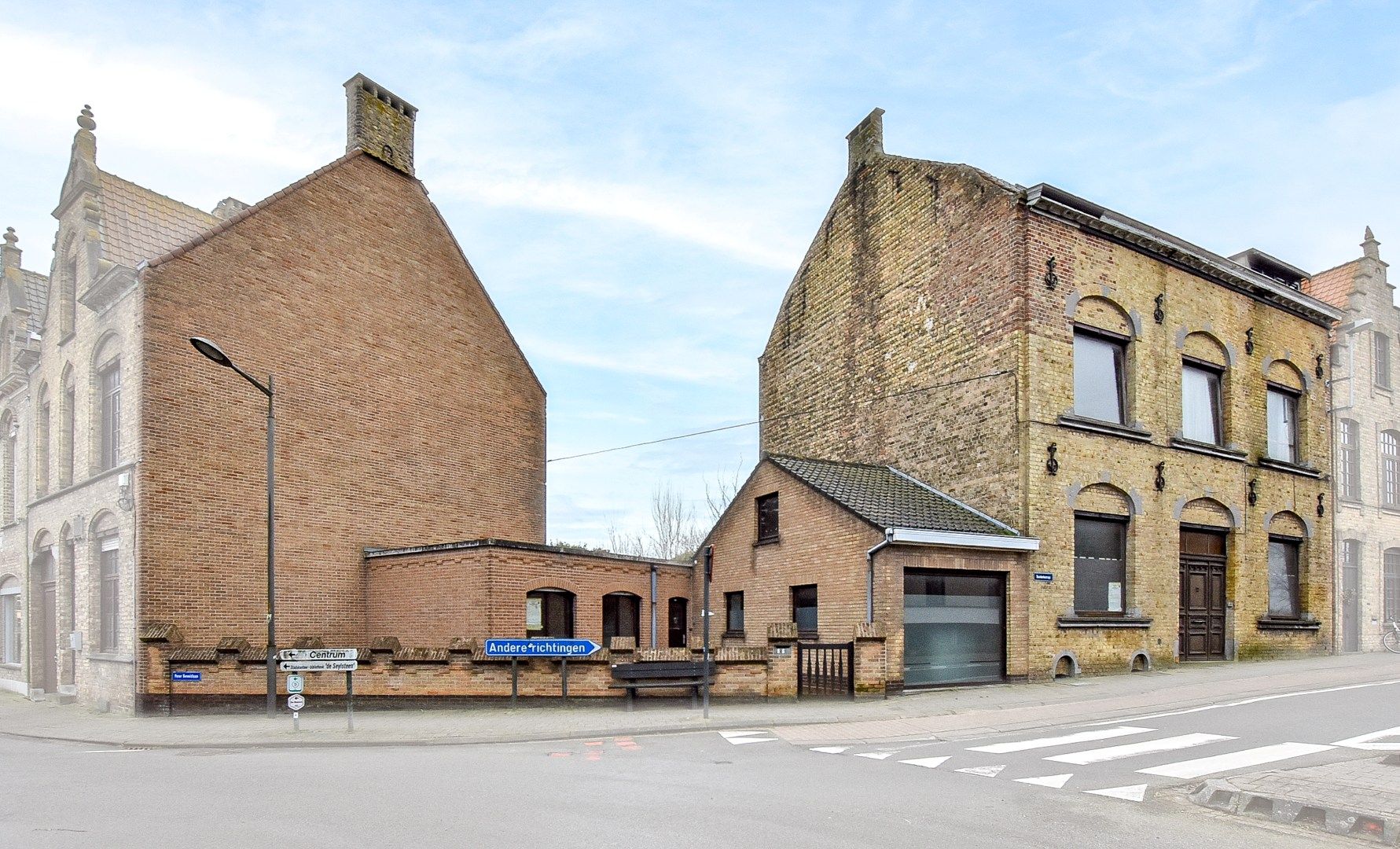 Hoofdfoto van de publicatie: Zeer ruime te renoveren woning centrum Veurne!