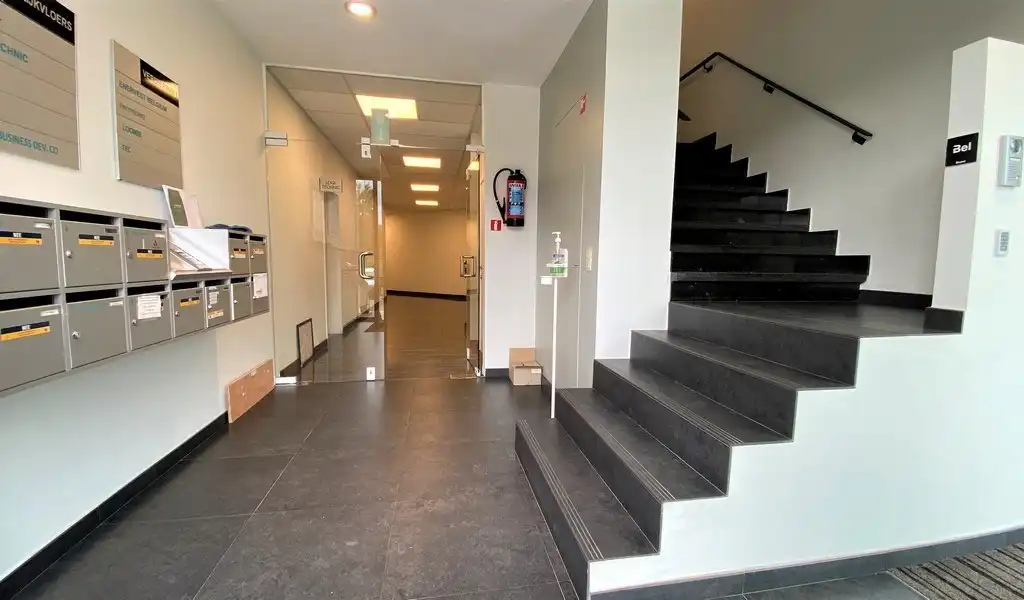 Ingedeelde kantoorruimte te huur met visibiliteit langs E17 in Gent foto 2