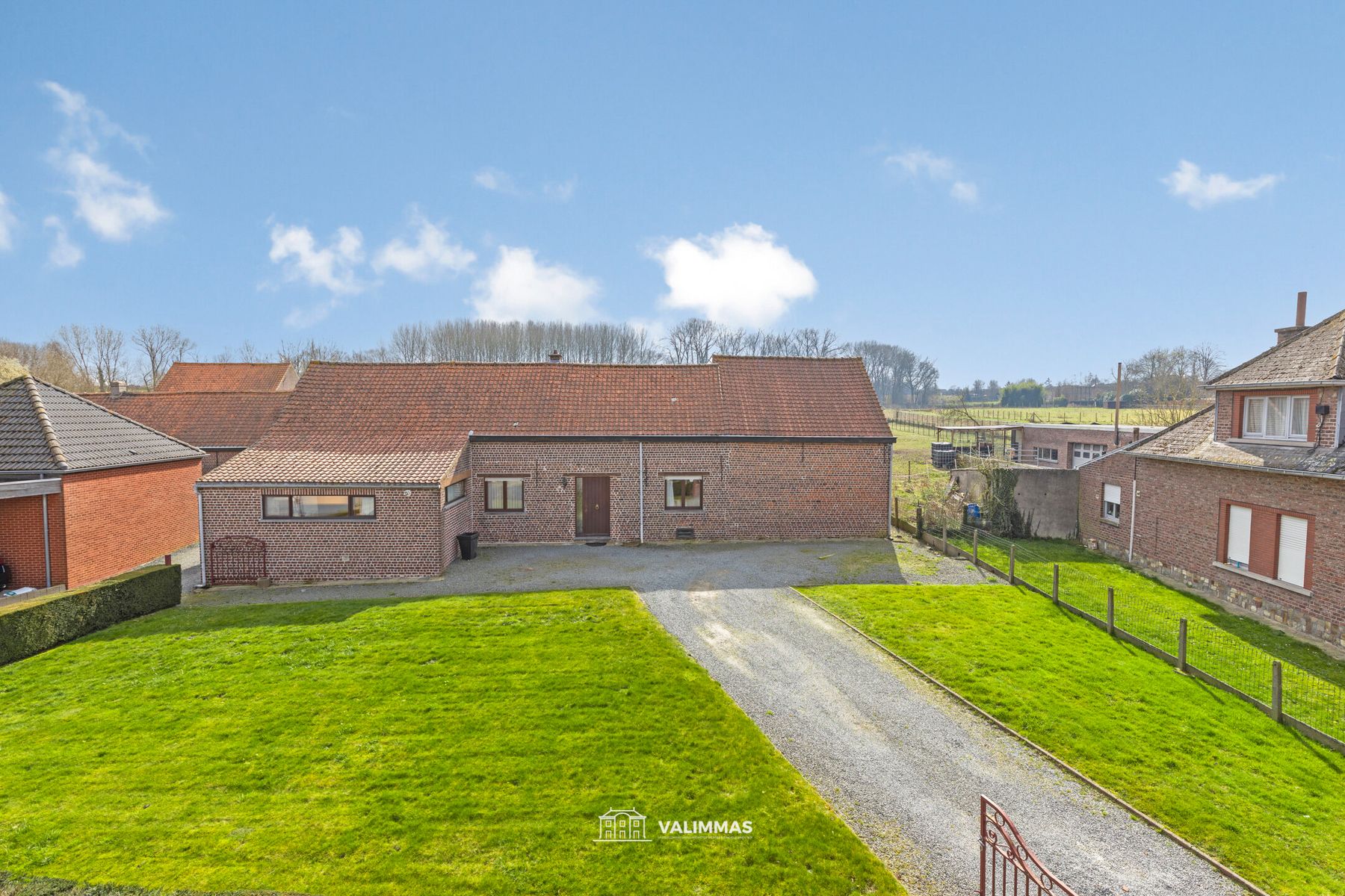 Landelijk gelegen hoeve op 40 are, met bijgebouwen en weide foto 3