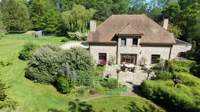 Ruime villa van 336m² op 1 hectare 45 are met vijver foto 38