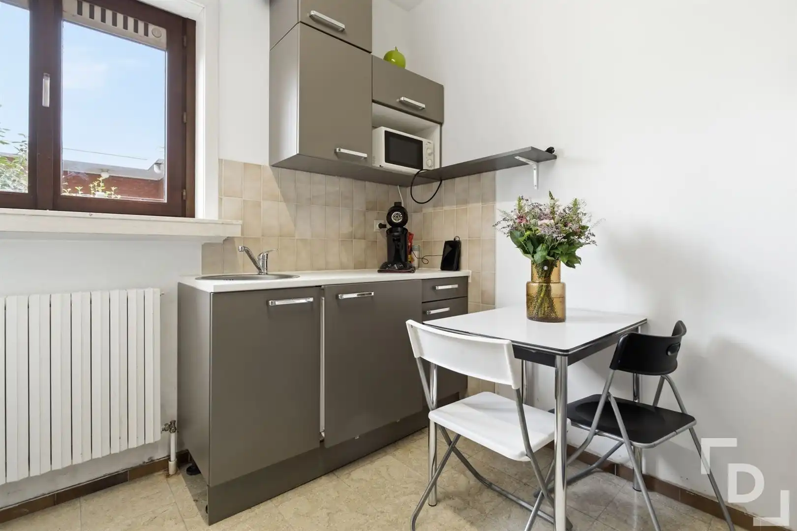Ruim gebouw te koop met handelsruimte en appartement in Woumen. foto 5