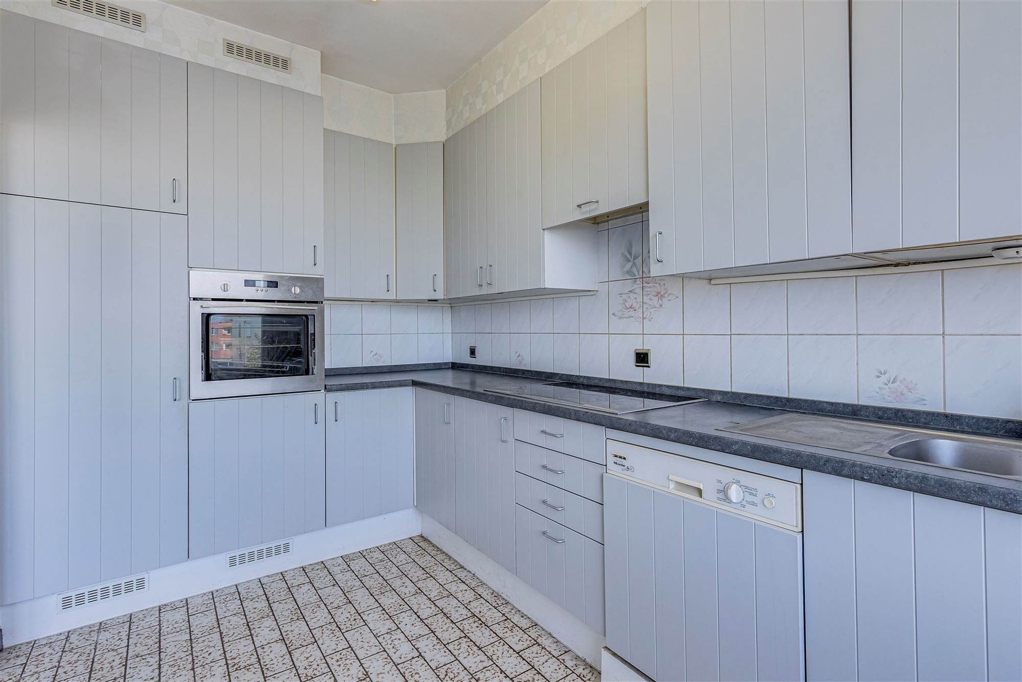 Ruim op te frissen 2 slk appartement met terras foto 8