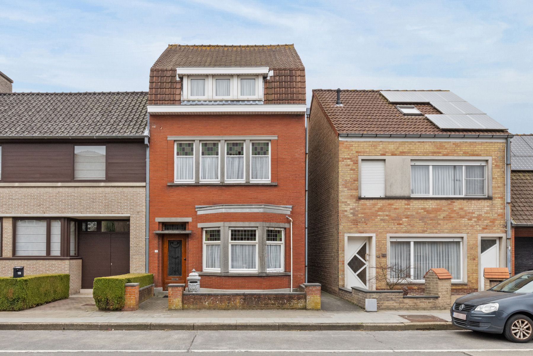 Hoofdfoto van de publicatie: Karaktervolle 4 slpk. woning met doorgang naast het huis
