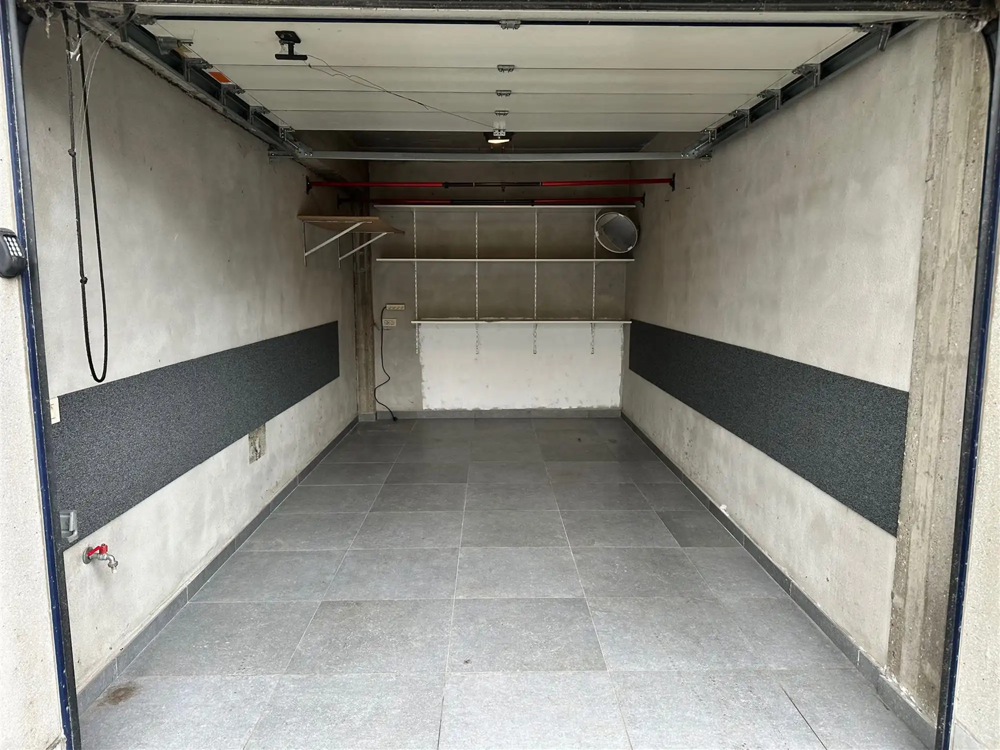 Garage met staanplaats te huur! foto 2