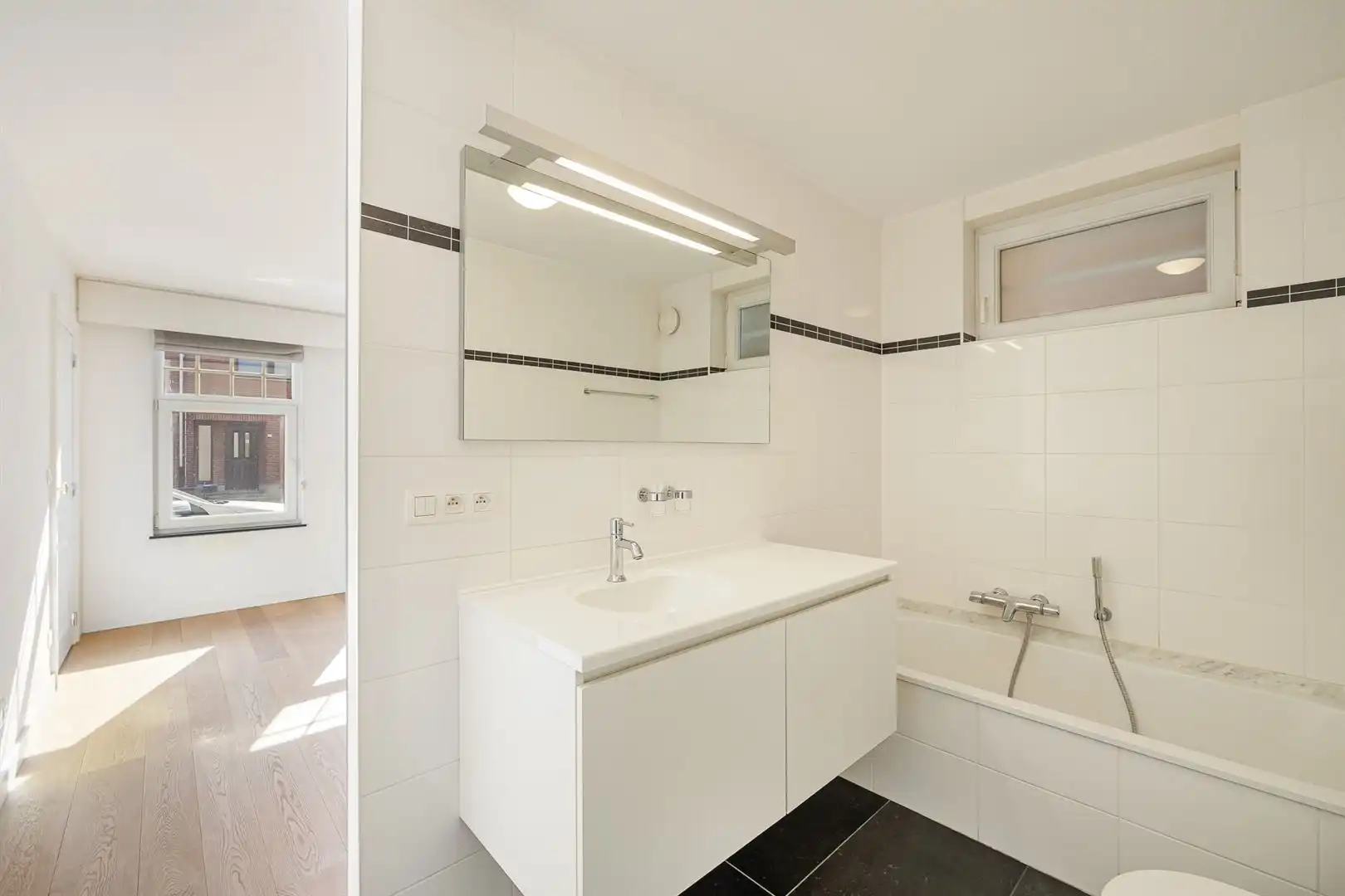 Gelijkvloers appartement met 2 slaapkamers en garage! foto 15