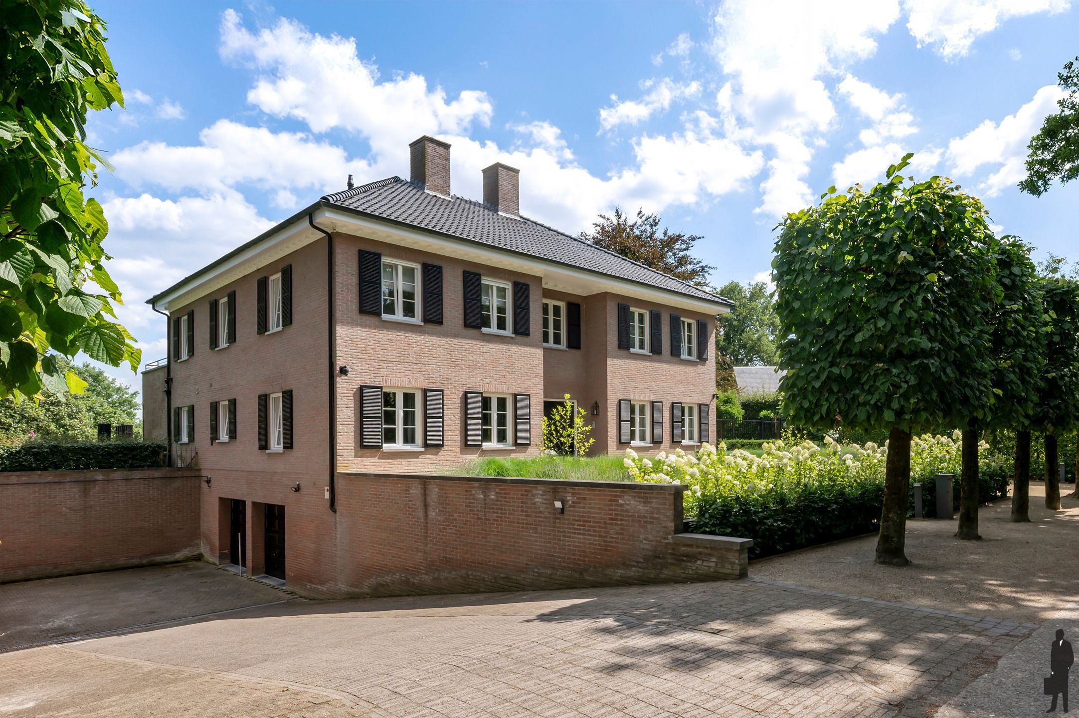 In de residentiële villawijk, De Meersebergen nabij Breda klassieke herenhuis op ca. 2135 m² met uitzicht op "Markdal". foto 2