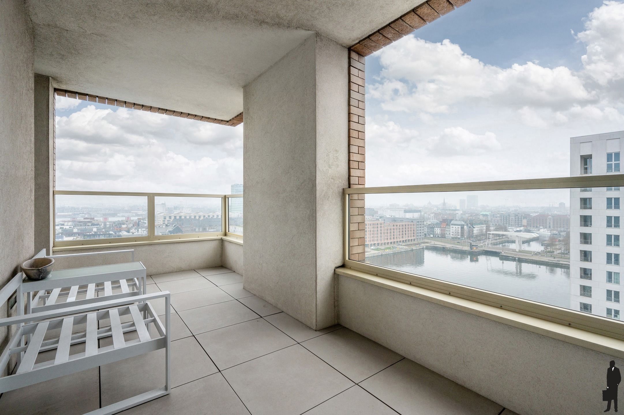 Lichtrijk appartement met panoramisch uitzicht op het water en de skyline van Antwerpen foto {{pictureIndex}}