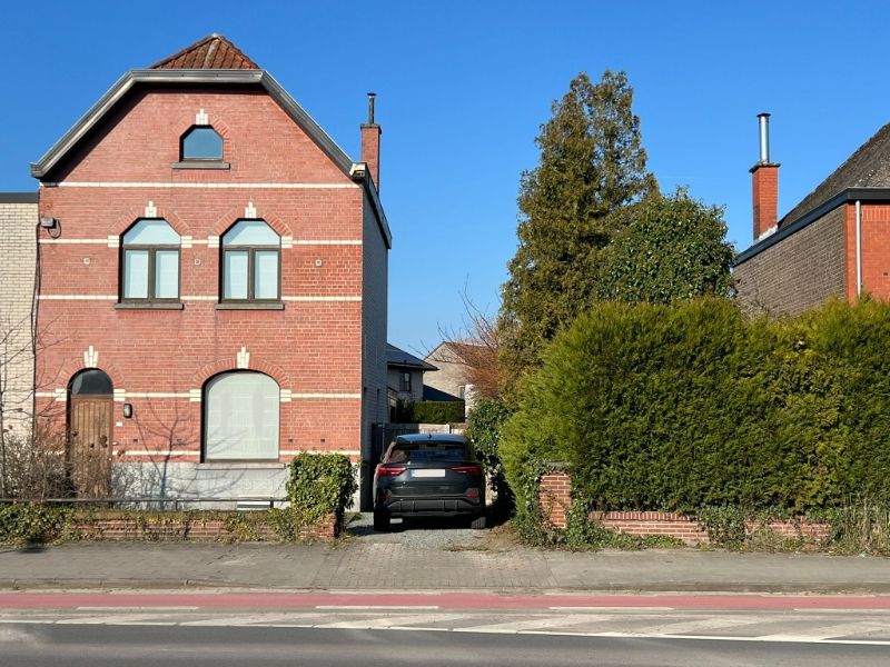 Hoofdfoto van de publicatie: Exclusief te renoveren herenhuis met 5 slpks op toplocatie te Nazareth - De Pinte!