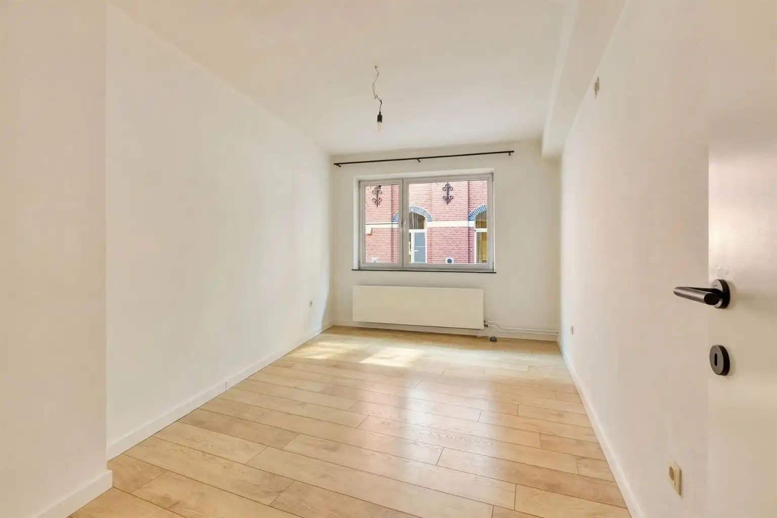 Recent gerenoveerd, ruim en lichtrijk 2-slaapkamerappartement in hartje Maaseik.  foto 11